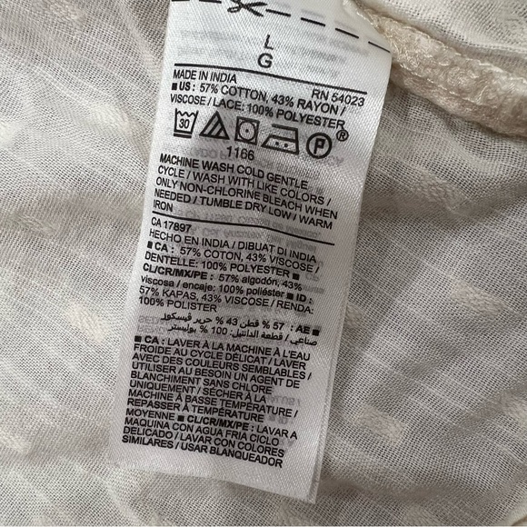 Old Navy Oversized Clip-Dot Crochet-Lace
Button-Front Blouse Women’s Sz L - Picture 5 of 7